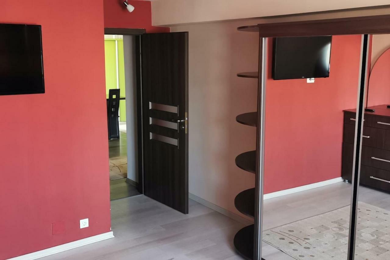 Luxury Apartment With Two Bedrooms And Large Living Room, 100 Square Meters, City Center Орадя Экстерьер фото